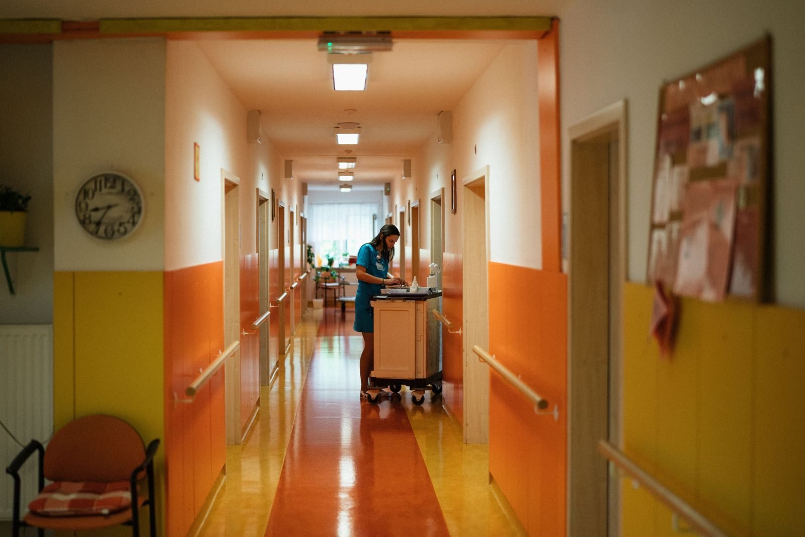 Personnel soignant dans un couloir d’établissement
